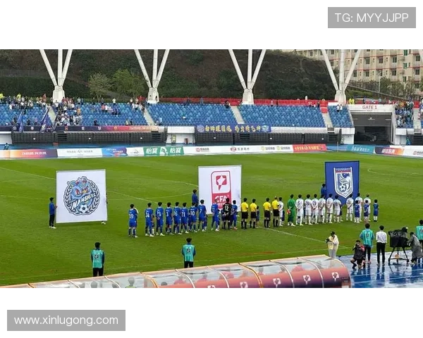 中国足球联赛迎来新篇章 强强对决激烈开赛 球迷热情高涨