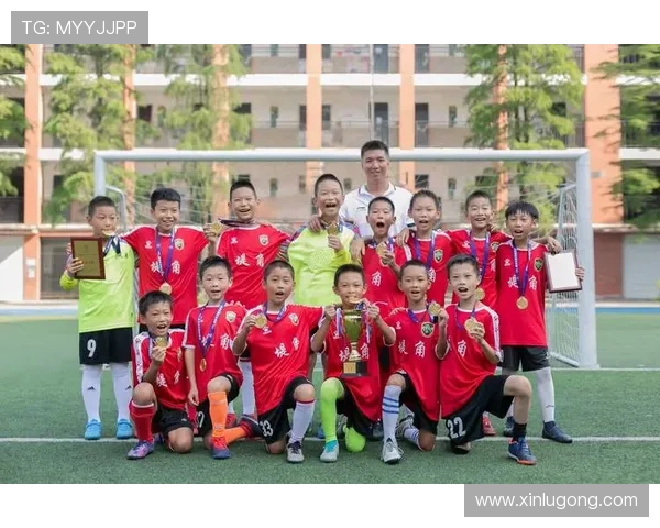 新赛季足球联赛激战正酣豪门引援与青训布局成最大看点引热议 新赛季足球联赛激战正酣豪门引援与青训布局成最大看点引热议